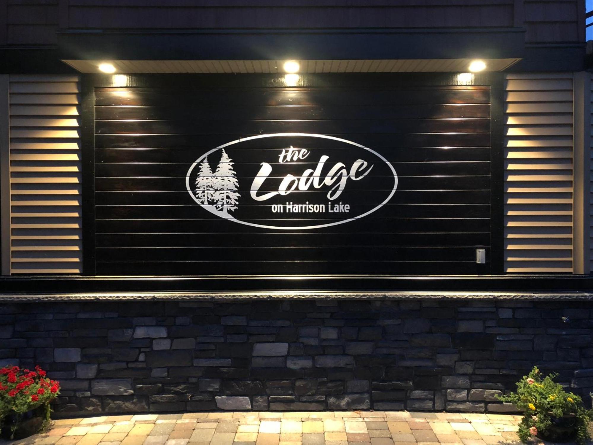 הריסון הוט ספרינגס The Lodge On Harrison Lake מראה חיצוני תמונה