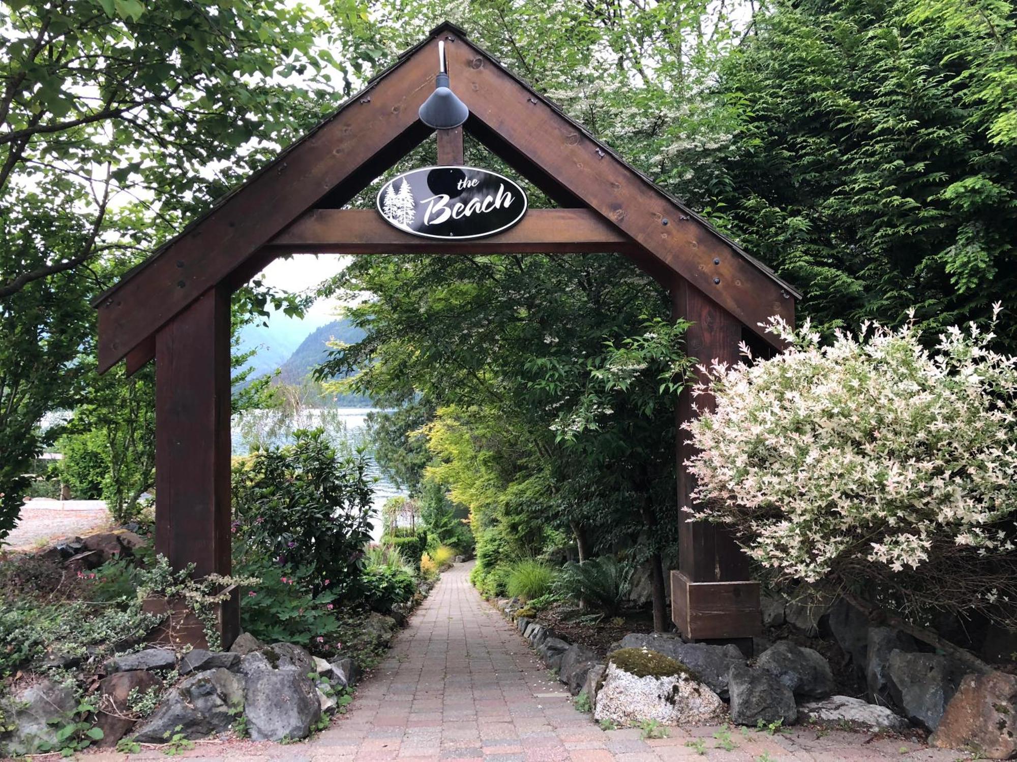 הריסון הוט ספרינגס The Lodge On Harrison Lake מראה חיצוני תמונה