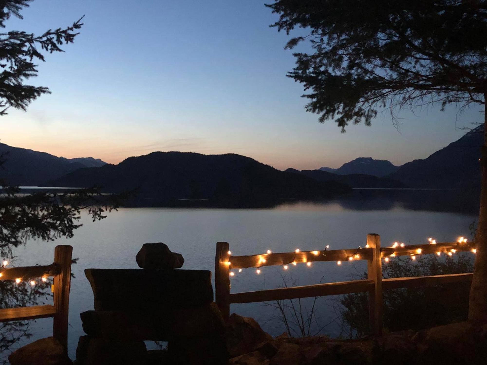 הריסון הוט ספרינגס The Lodge On Harrison Lake מראה חיצוני תמונה